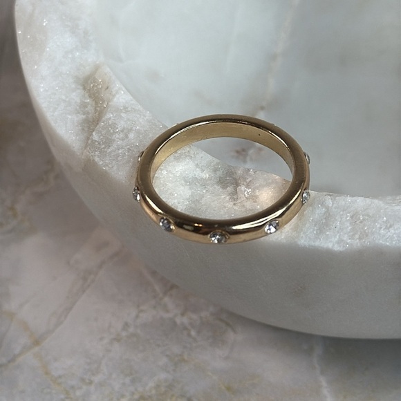 Elegant Gold Band with Brilliant Accents - Picture 1 of 7
